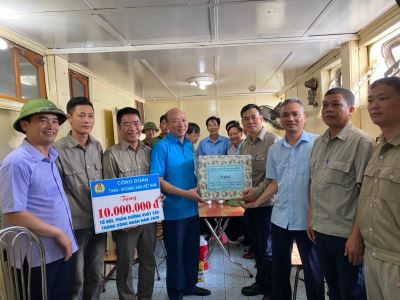 Bí thư Đảng ủy- Chủ tịch HĐTV Lê Minh Chuẩn và  Chủ tịch Công đoàn TKV thăm, tặng quà Công nhân tại Công ty  Kho vận và Cảng Cẩm phả - Vinacomin