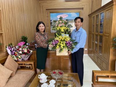 Tặng hoa chúc mừng ngày Nhà giáo Việt Nam