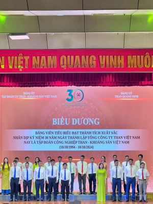 Đoàn đại biểu Đảng ủy Công ty tham dự chương trình gặp mặt, tuyên dương do Đảng ủy cấp trên tổ chức