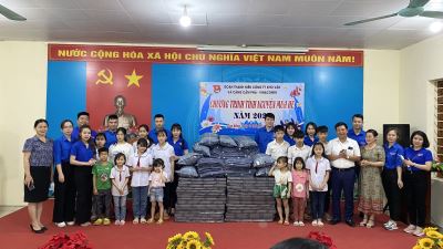  Đoàn thanh niên Công ty thăm và tặng quà trung tâm bảo trợ xã hội tỉnh Cao Bằng