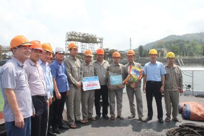 Lãnh đạo Công đoàn TKV thăm, tặng quà nhân dịp tháng công nhân tại Công ty Kho vận và cảng Cẩm Phả