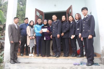 Đoàn Thanh niên Công ty tham gia tặng quà các hộ gia đình khó khăn trên địa bàn phường Cửa Ông
