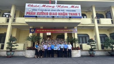 Công đoàn TKV thăm và tặng quà tại Công ty Kho vận và cảng Cẩm Phả - Vinacomin