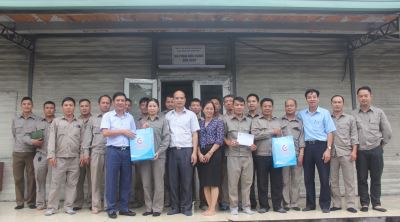 Giám đốc Công ty Bùi Văn Tuấn đi thăm, động viên và tặng quà CBCNV Phân xưởng GNT 2 nhân dịp tháng công nhân năm 2019