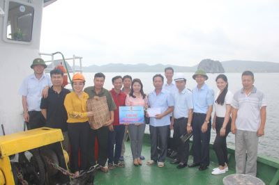 Công đoàn TKV thăm, tặng quà công nhân Công ty Kho vận và cảng Cẩm Phả