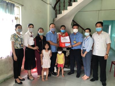 Thăm hỏi tặng quà gia đình nạn nhân chất độc màu da cam trên địa bàn phường Quang Hanh