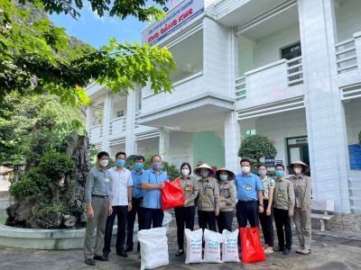 Công ty Kho vận và cảng Cẩm Phả hỗ trợ gạo phòng chống dịch Covid - 19