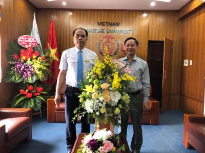 Tặng hoa chúc mừng ngày Nhà giáo Việt Nam