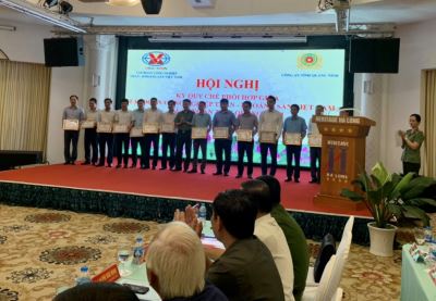 Công ty Kho vận và Cảng Cẩm Phả được Giám đốc Công an tỉnh Quảng Ninh khen thưởng nhân dịp tổng kết 10 năm thực hiện Quy chế phối hợp giữa Công an tỉnh Quảng Ninh và Tập đoàn TKV