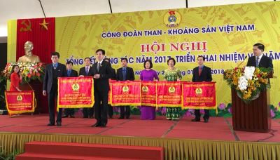 Tổng LĐLĐ Việt Nam tặng Cờ Đơn vị xuất sắc trong phong trào “ Xanh - Sạch - Đẹp” năm 2017 cho Công đoàn Công ty Kho vận và cảng Cẩm Phả - Vinacomin 