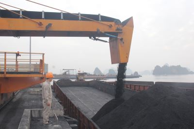 Công ty Kho vận và Cảng Cẩm Phả - TKV: Tiêu thụ 3.700 tấn than trong ngày đầu năm 2018