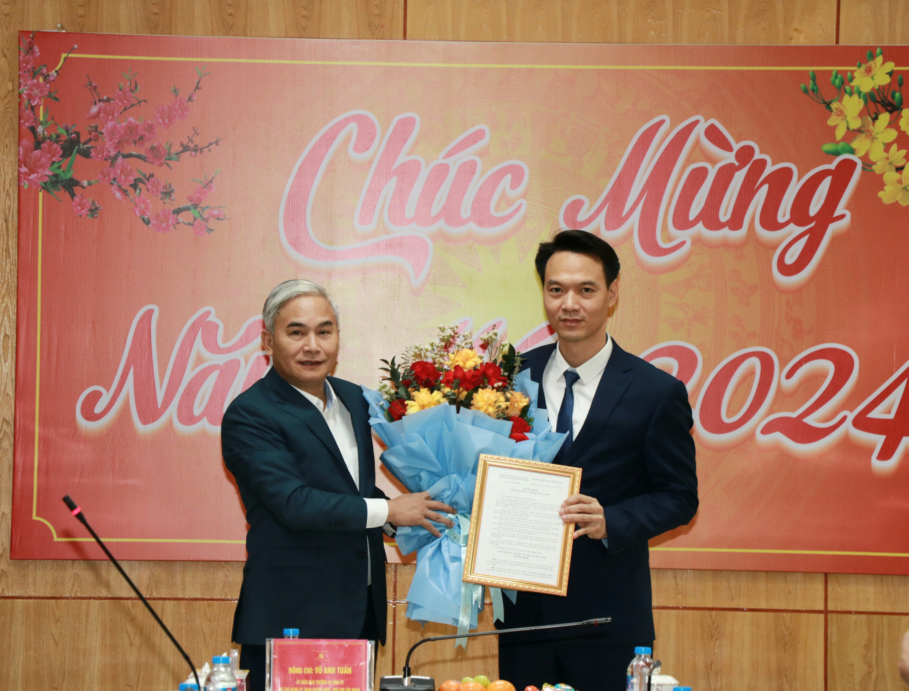 Công bố và trao quyết định Phó Bí thư Đảng uỷ Than Quảng Ninh khoá V, nhiệm kỳ 2020-2025 - Ảnh 2