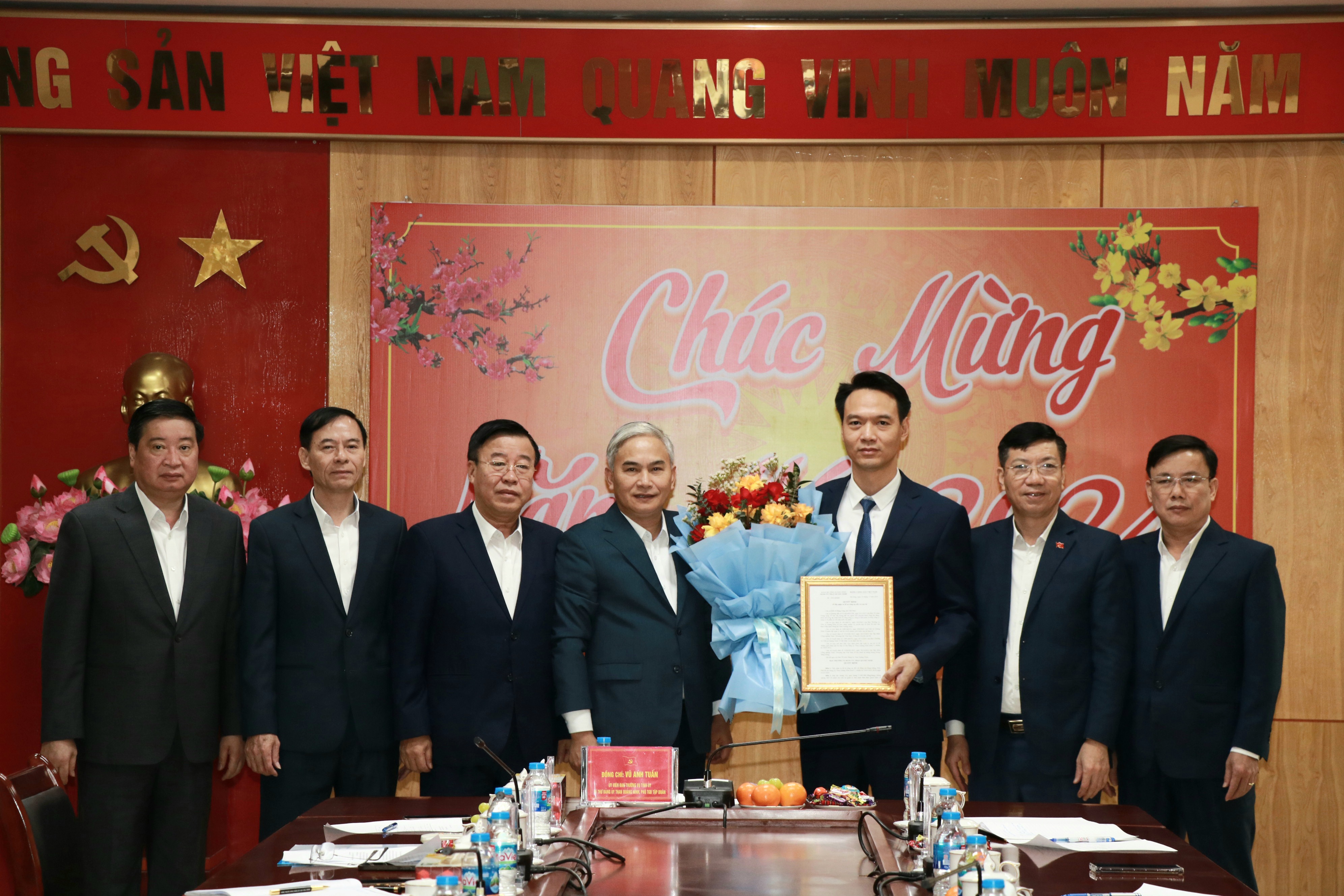 Công bố và trao quyết định Phó Bí thư Đảng uỷ Than Quảng Ninh khoá V, nhiệm kỳ 2020-2025 - Ảnh 4