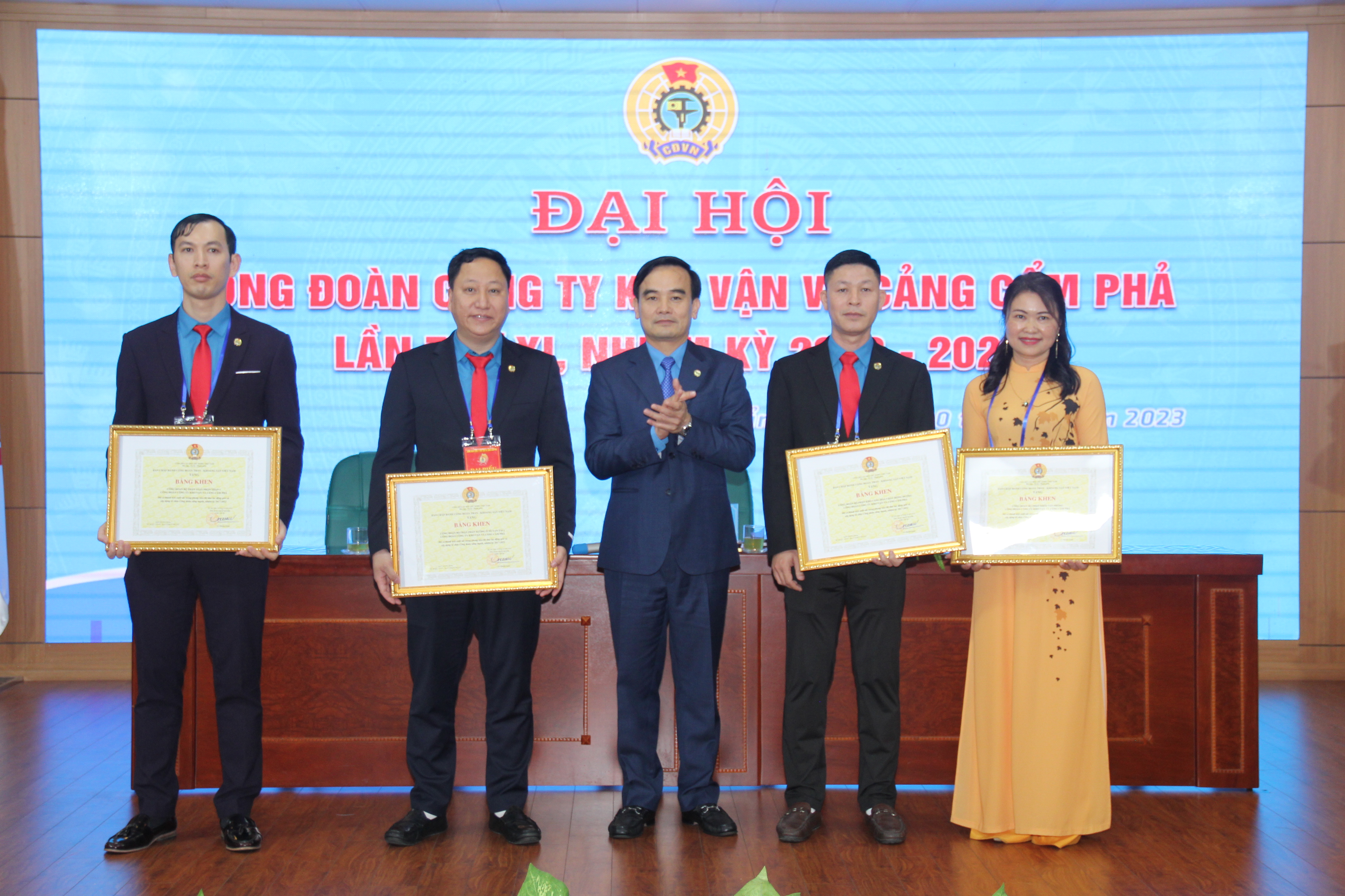 Công đoàn Công ty Kho vận và cảng Cẩm Phả đón nhận Huân chương Lao động hạng Ba - Ảnh 10