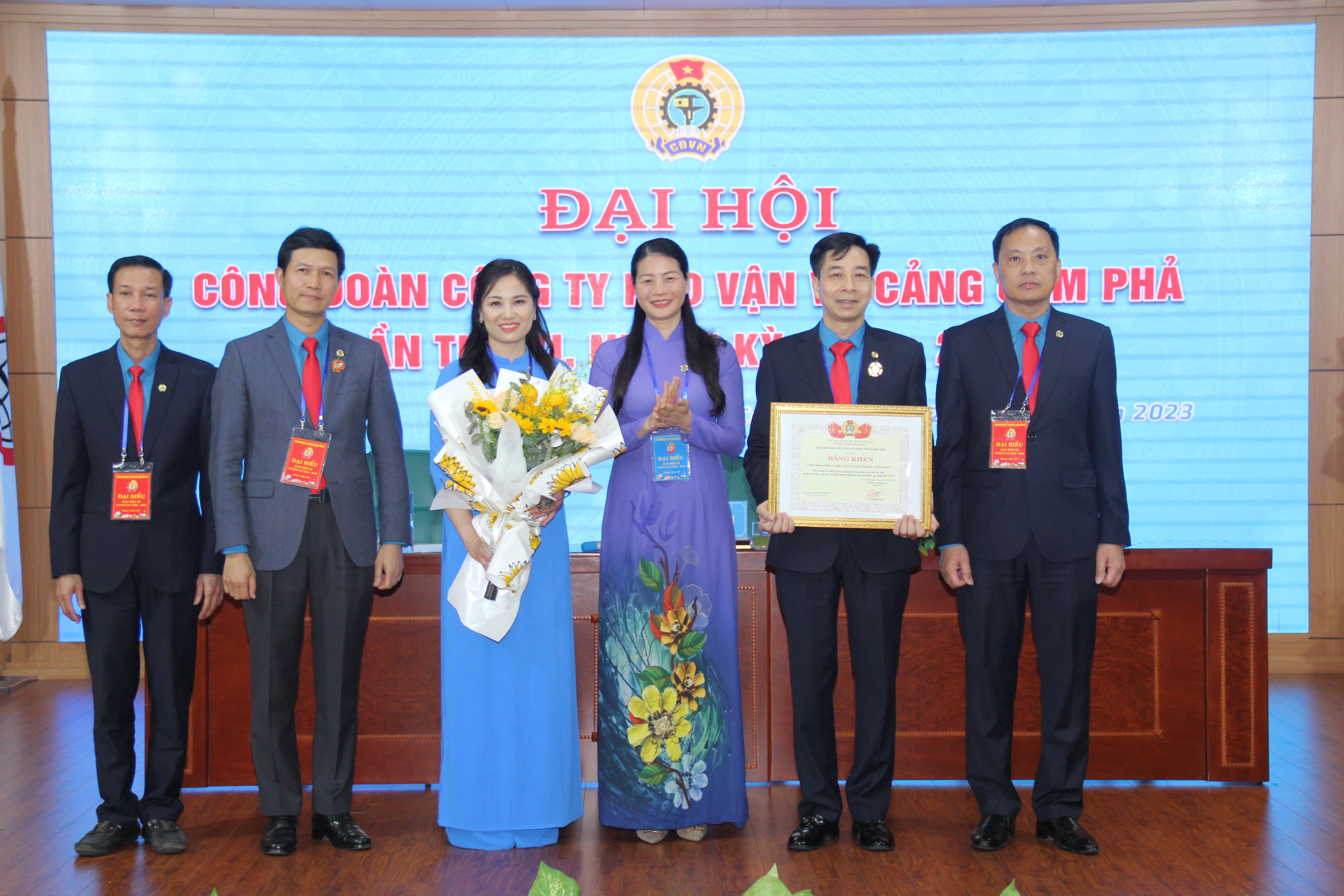 Công đoàn Công ty Kho vận và cảng Cẩm Phả đón nhận Huân chương Lao động hạng Ba - Ảnh 11