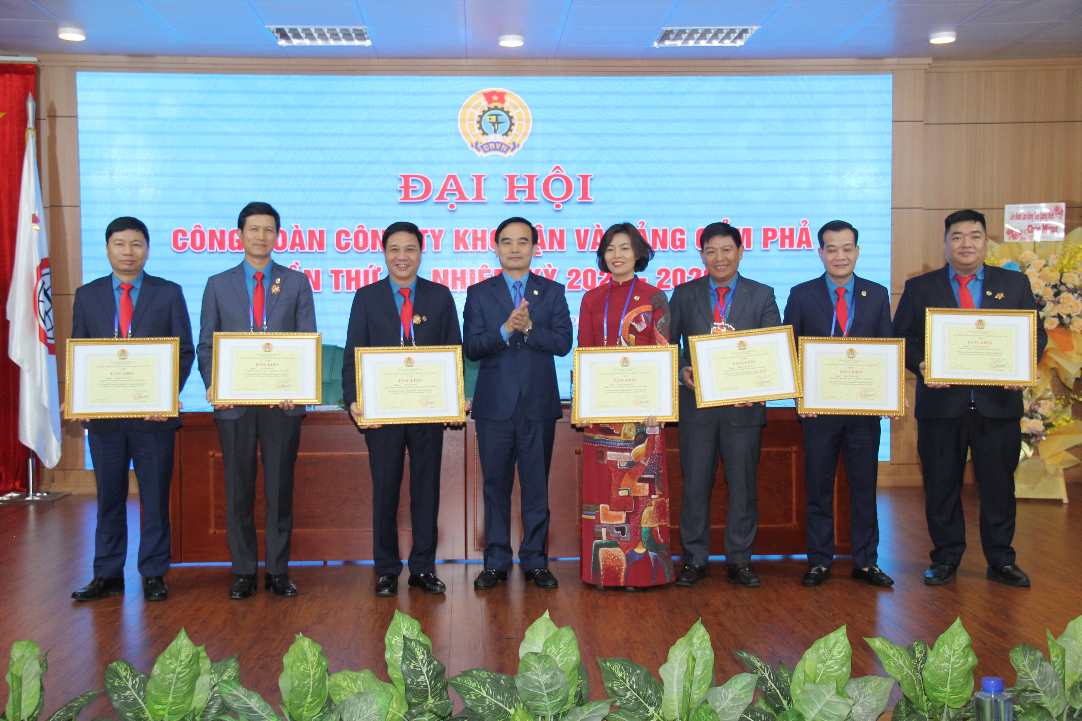 Công đoàn Công ty Kho vận và cảng Cẩm Phả đón nhận Huân chương Lao động hạng Ba - Ảnh 12