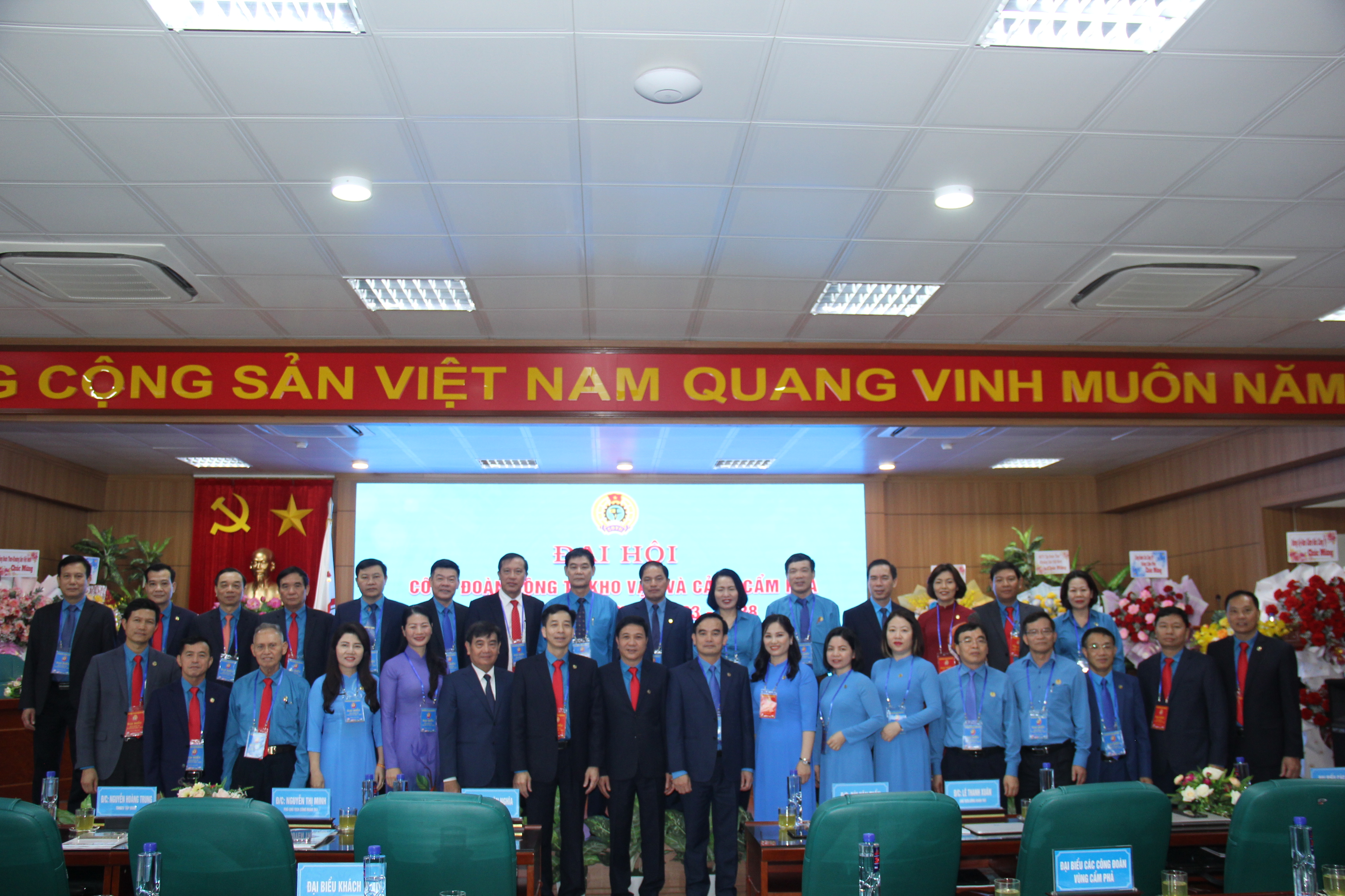 Công đoàn Công ty Kho vận và cảng Cẩm Phả đón nhận Huân chương Lao động hạng Ba - Ảnh 13