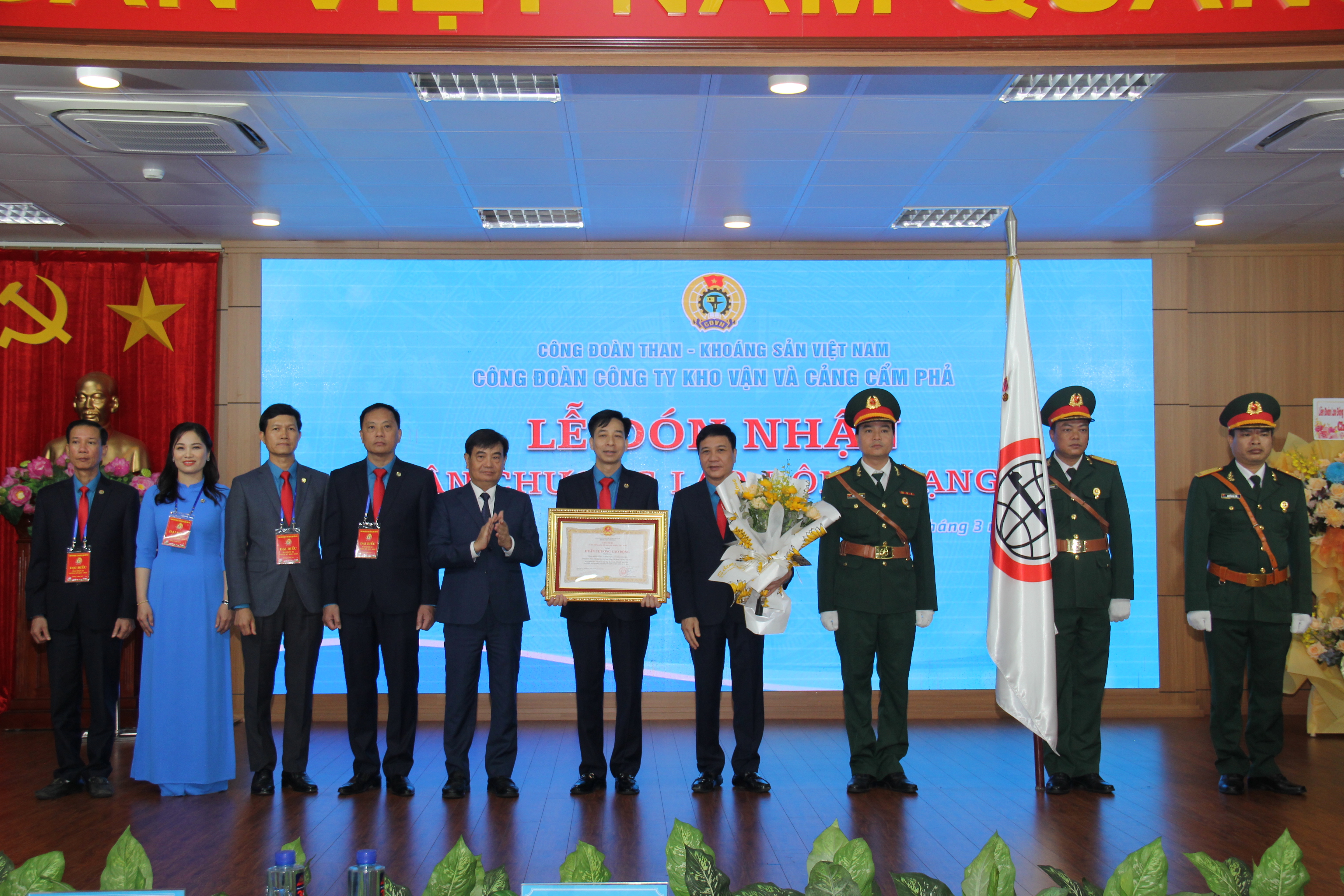 Công đoàn Công ty Kho vận và cảng Cẩm Phả đón nhận Huân chương Lao động hạng Ba - Ảnh 3