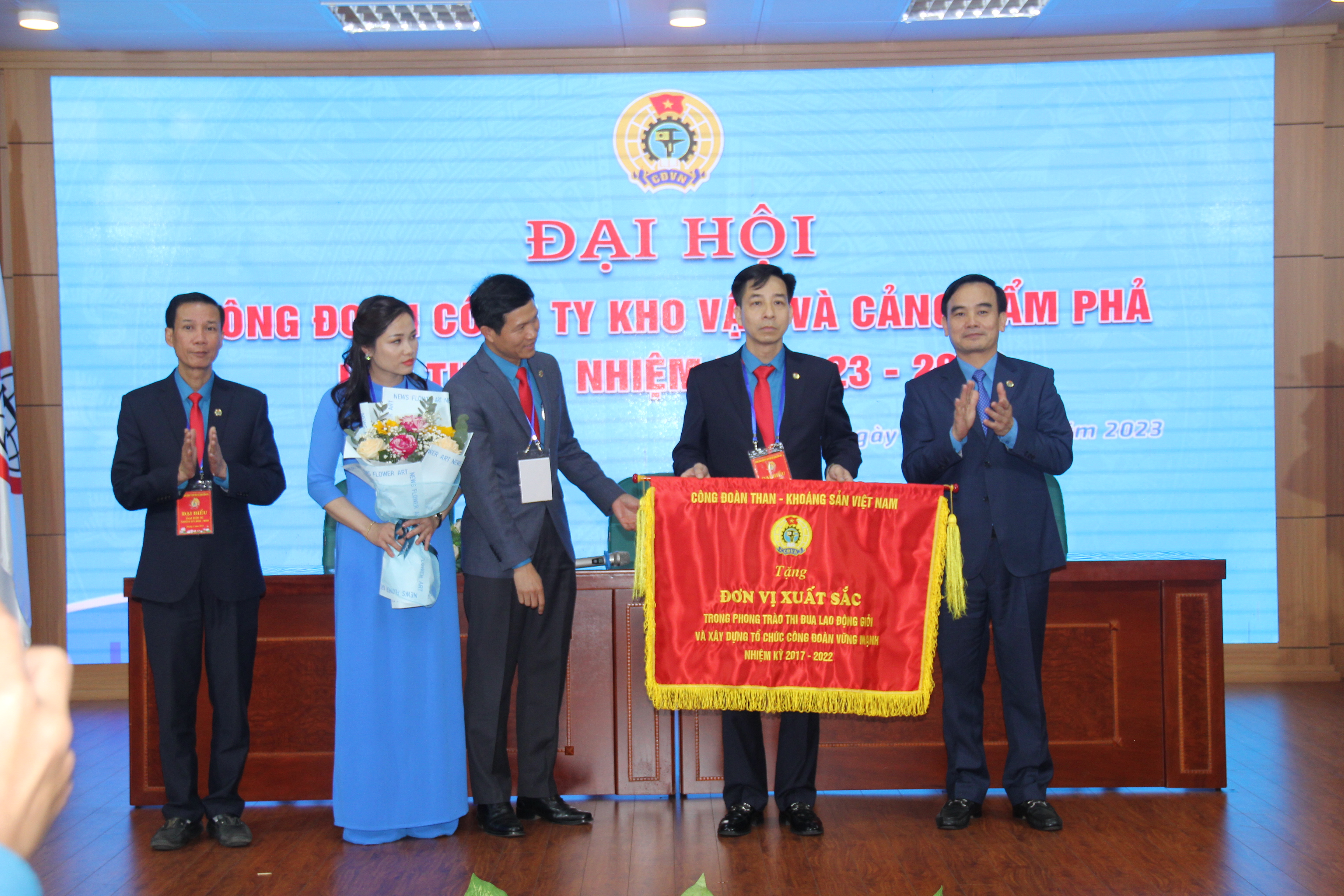 Công đoàn Công ty Kho vận và cảng Cẩm Phả đón nhận Huân chương Lao động hạng Ba - Ảnh 8