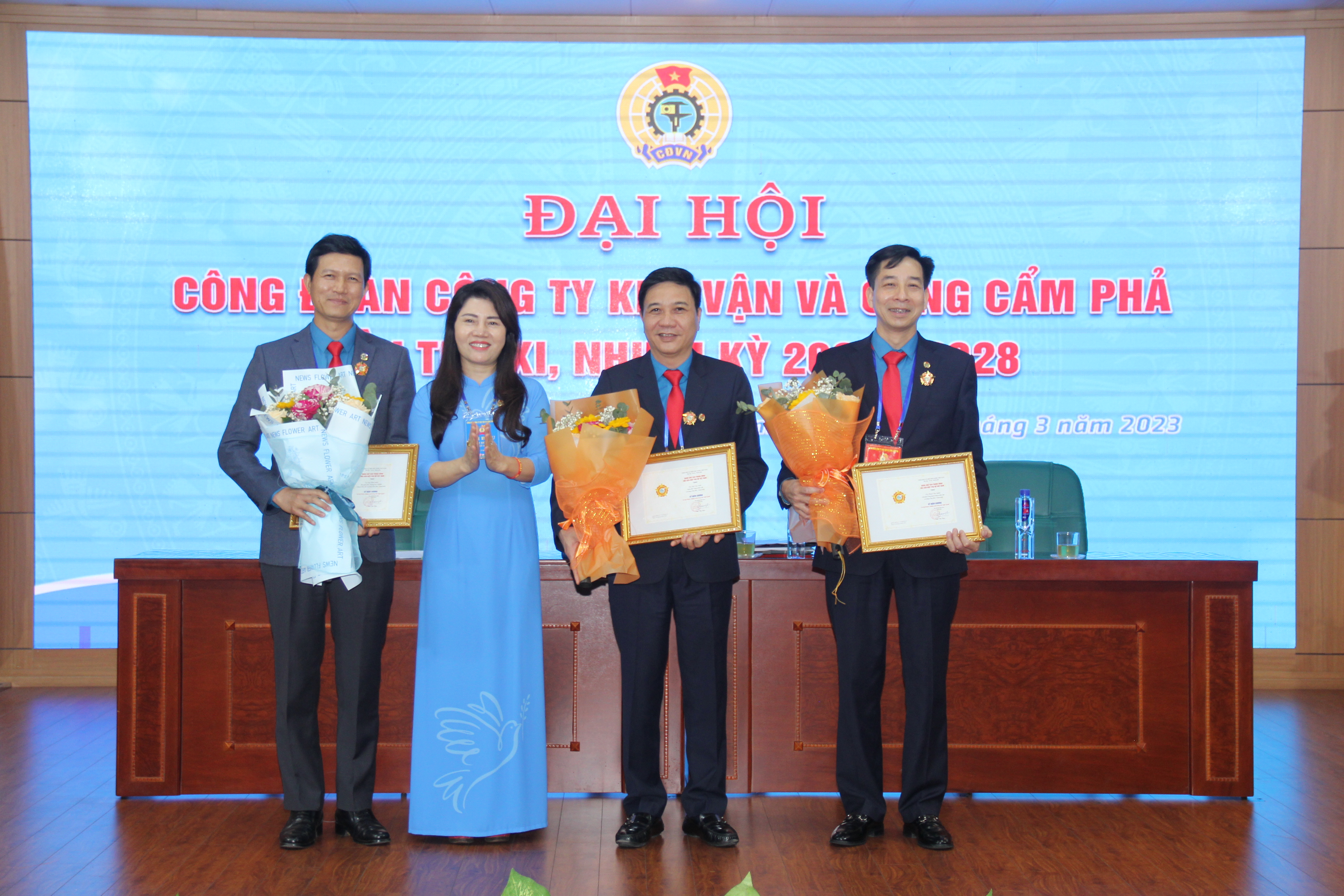 Công đoàn Công ty Kho vận và cảng Cẩm Phả đón nhận Huân chương Lao động hạng Ba - Ảnh 9