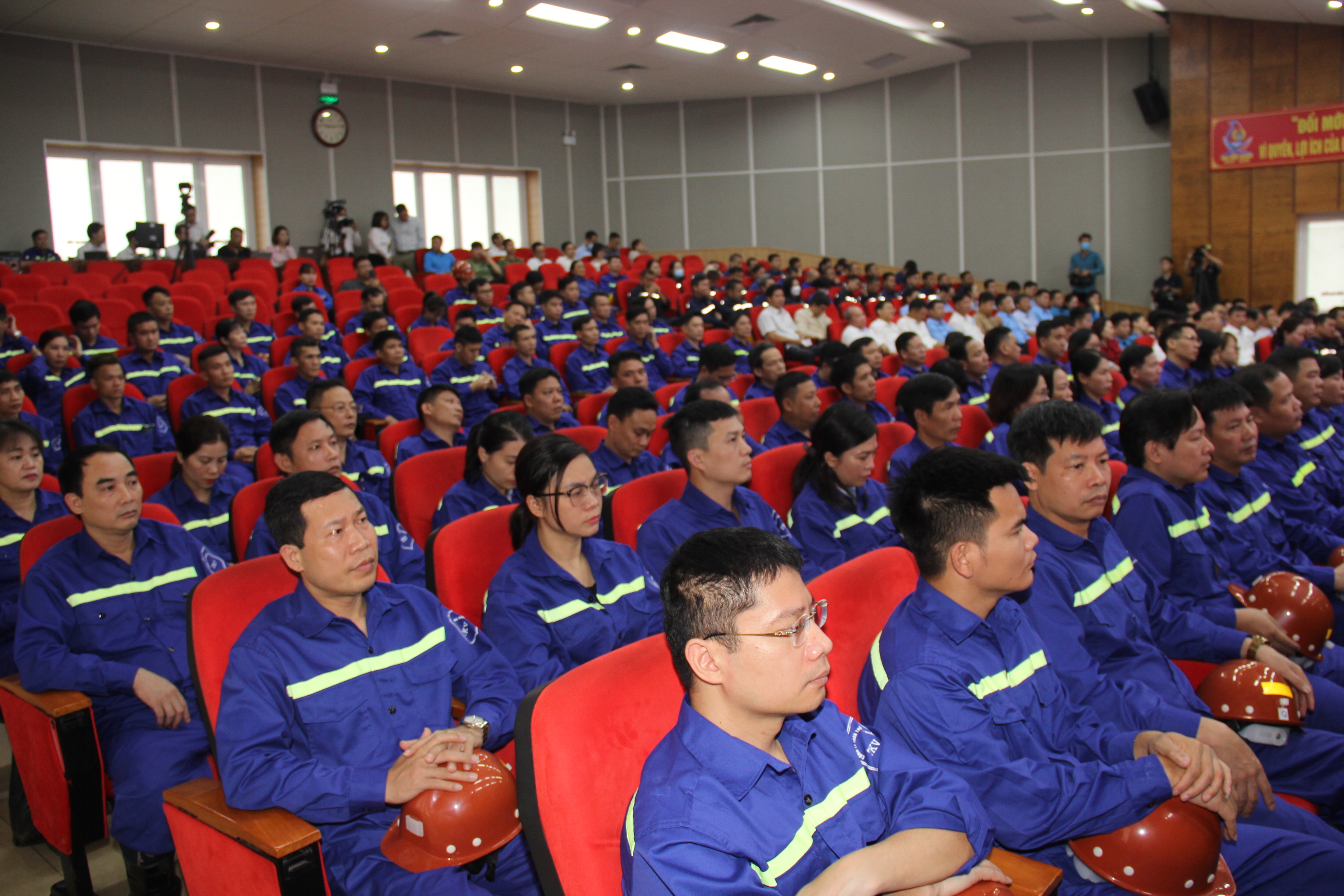 Đội ngũ công nhân lao động ngành Than có vai trò và đóng góp quan trọng đối với sự phát triển kinh tế - xã hội của tỉnh Quảng Ninh và đất nước - Ảnh 3