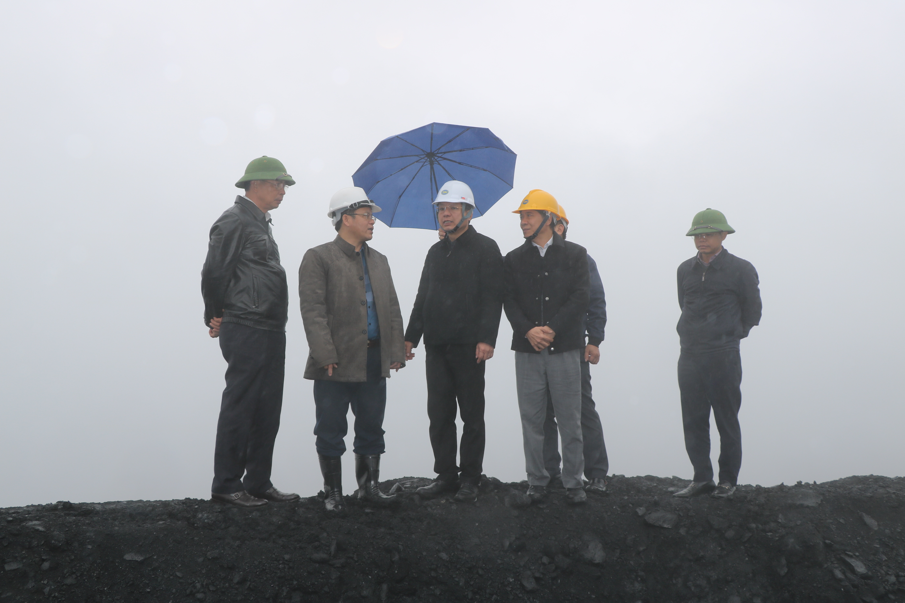 Phó Chủ tịch Uỷ ban Quản lý vốn Nhà nước tại doanh nghiệp kiểm tra sản xuất và làm việc với TKV về tình hình cung cấp than cho điện - Ảnh 2