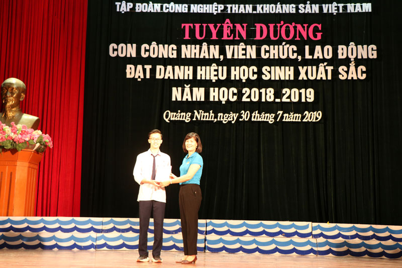 TKV tuyên dương con CNVCLĐ đạt thành tích xuất sắc năm học 2018 - 2019 - Ảnh 5