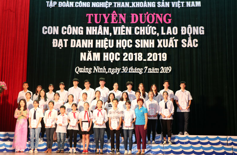 TKV tuyên dương con CNVCLĐ đạt thành tích xuất sắc năm học 2018 - 2019 - Ảnh 7