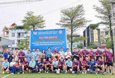 Giao hữu bóng đá - Kết nối đồng nghiệp giữa PX Ô tô vận tải I và PX Cơ điện Vận hành băng 