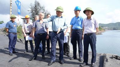 Phó Tổng giám đốc Phan Xuân Thuỷ kiểm tra tiến độ cải tạo cảng Hoá Chất Mông Dương