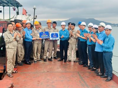 Công đoàn TKV thăm, tặng quà CNVC - NLĐ Kho vận và cảng Cẩm Phả nhân dịp tháng Công nhân năm 2025