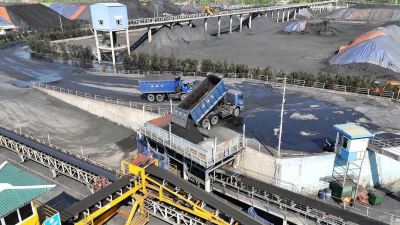 Khí thế thi đua lao động sản xuất của tập thể người lao động Công ty chào mừng ngày Quốc khánh và sự kiện Quảng Ninh trở thành thành phố trực thuộc Trung ương