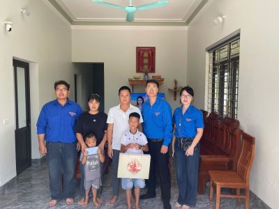 Đoàn thanh niên Công ty thăm hỏi, động viên các đoàn viên có hoàn cảnh khó khăn nhân dịp Tết trung thu năm 2025