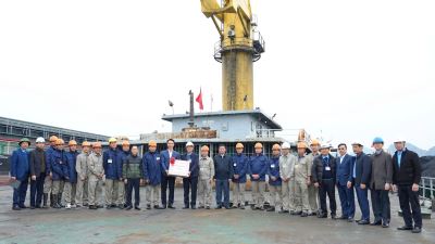 Đoàn công tác Đảng ủy Than Quảng Ninh thăm, tặng quà CBCNV Công ty Kho vận và cảng Cẩm Phả