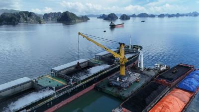 Người giữ “nhịp đập” cho những phương tiện thuỷ: Tấm gương sáng thợ cơ điện cẩu nổi Kho vận và cảng Cẩm Phả