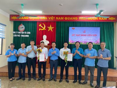 Các chi bộ trực thuộc Đảng bộ Công ty tổ chức kết nạp lớp Đảng viên chào mừng kỷ niệm 30 năm ngày thành lập Đảng bộ Than Quảng Ninh