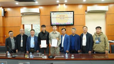 Công ty trao quyết định gọi công dân lên đường nhập ngũ