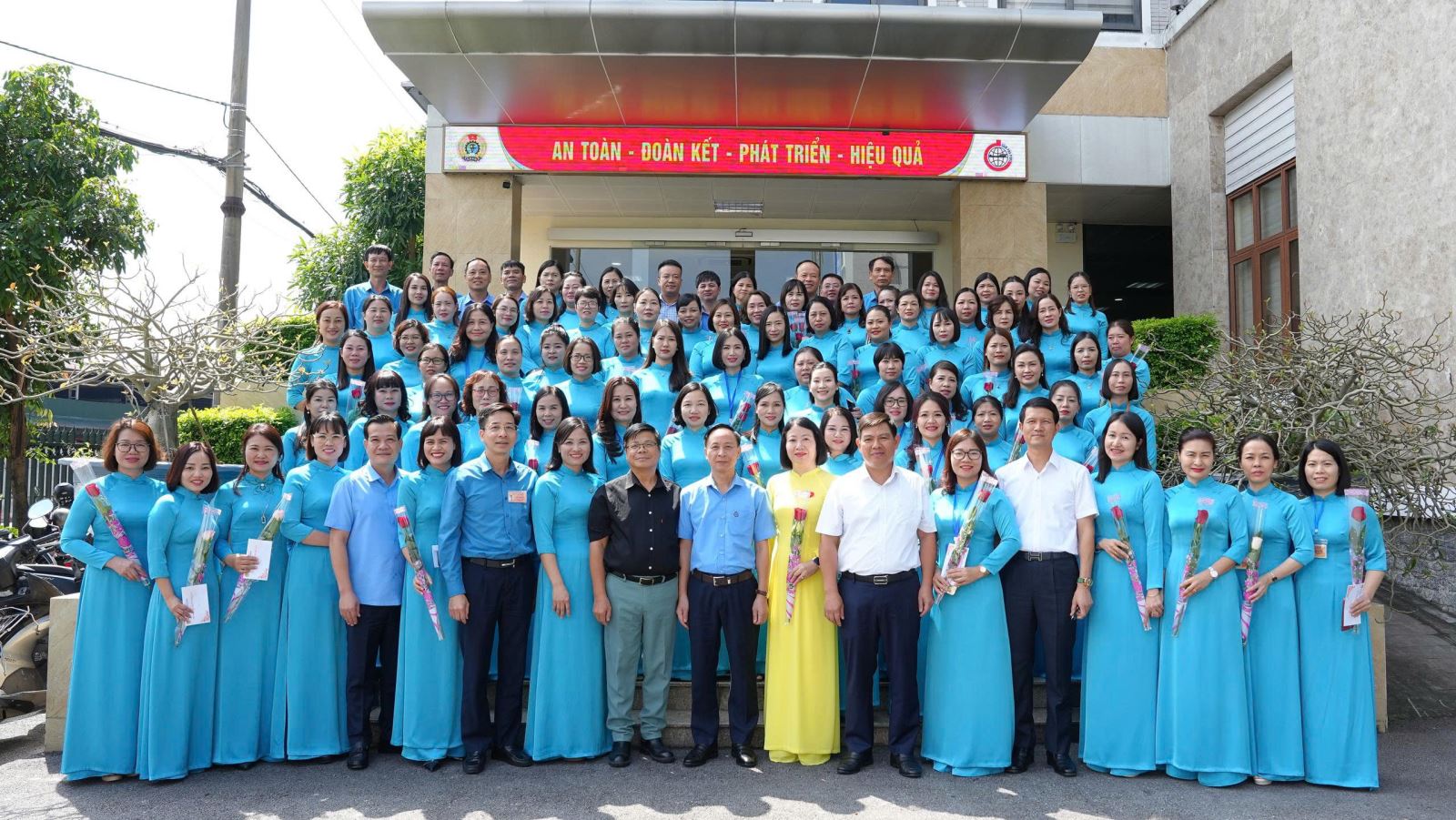 Công ty tổ chức gặp mặt nữ CBCNV tiêu biểu nhân dịp kỷ niệm 95 năm ngày thành lập Hội LHPN Việt Nam 