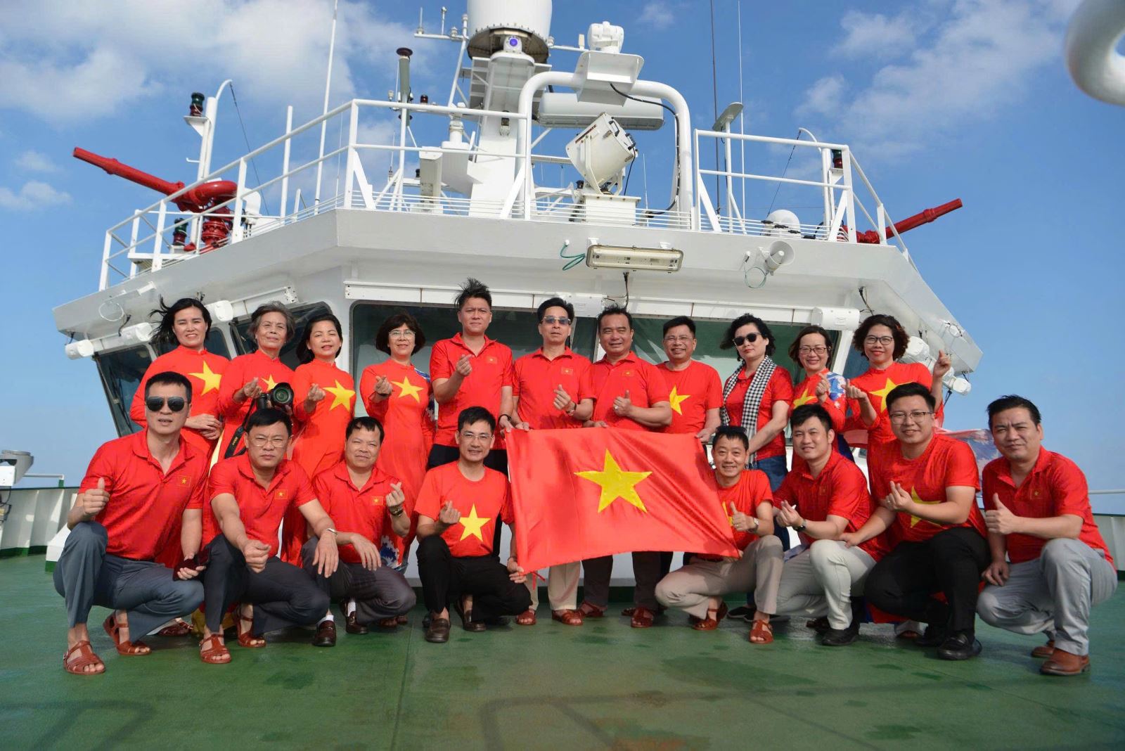 Chủ tịch Công đoàn Công ty vinh dự, tự hào được tham gia đoàn công tác số 10 thăm quân dân huyện đảo Trường Sa