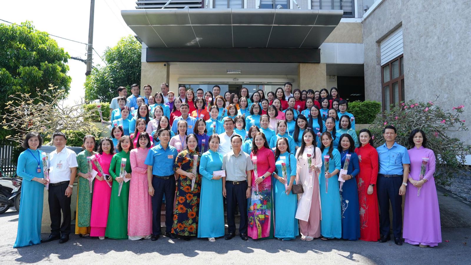 96 nữ CBCNV tiêu biểu tham dự chương trình gặp mặt nhân dịp kỷ niệm 96 năm ngày thành lập Hội LHPN Việt Nam