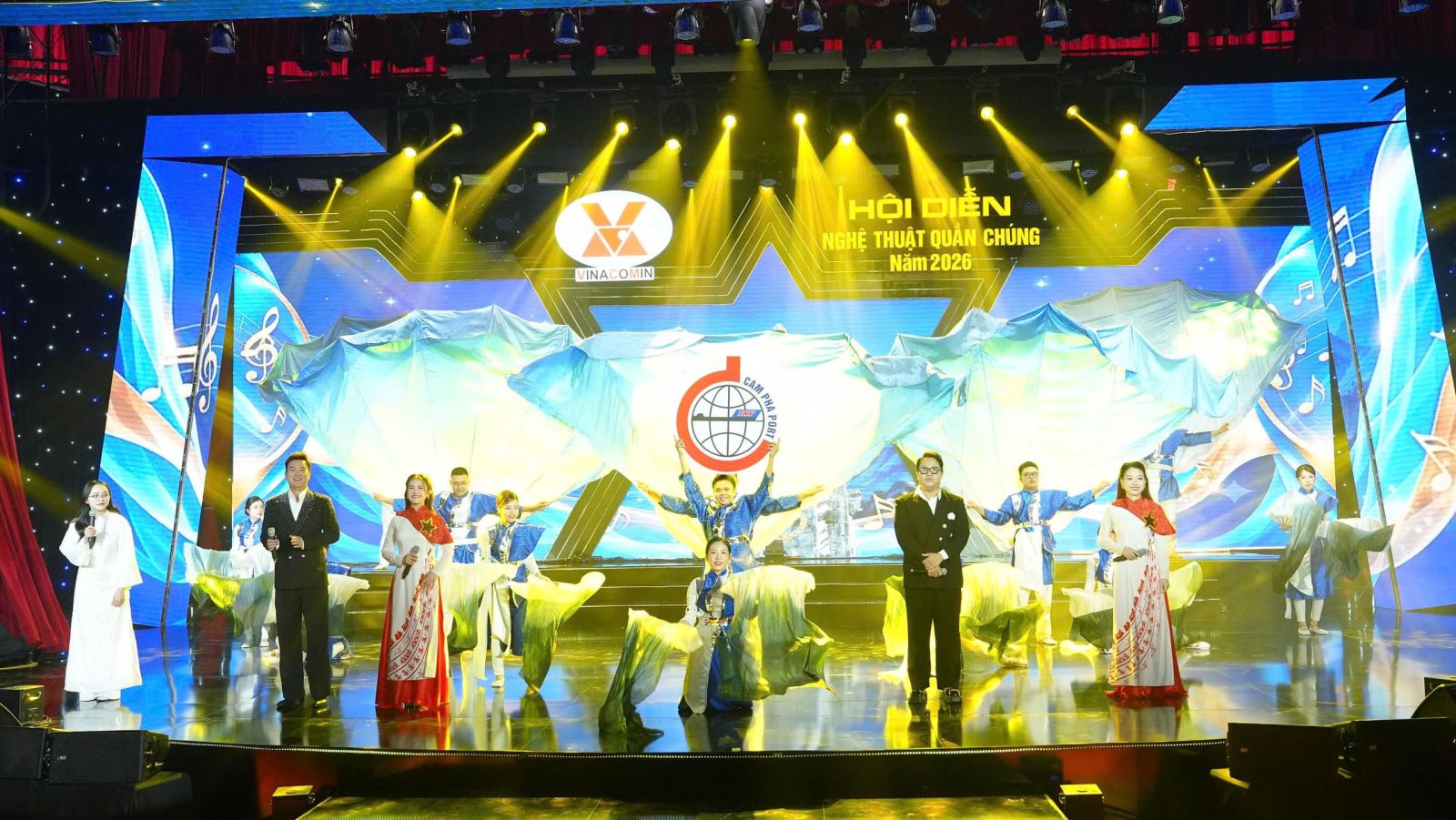 Những giây phút thăng hoa trên sân khấu Hội diễn Nghệ thuật quần chúng TKV của nam nữ diễn viên Công ty