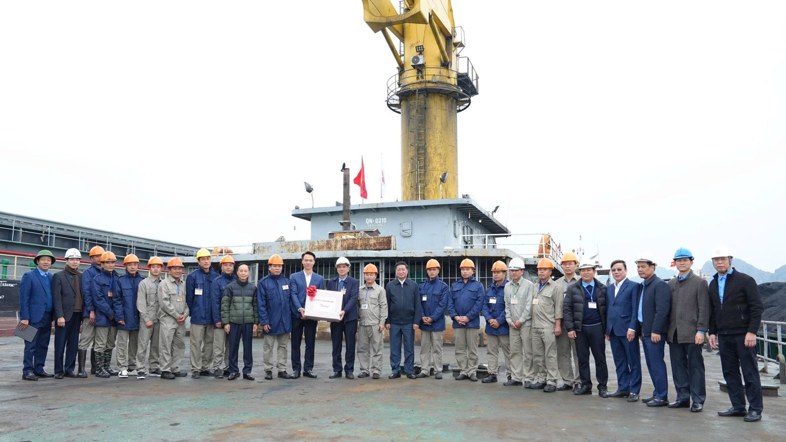 Đoàn công tác Đảng ủy Than Quảng Ninh thăm, tặng quà CBCNV Công ty Kho vận và cảng Cẩm Phả