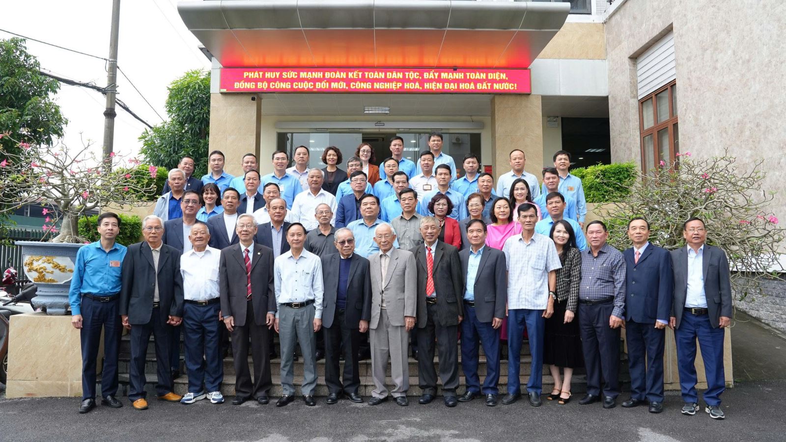 Gặp mặt các thế hệ lãnh đạo - Tri ân tiền bối, vững bước tương lai