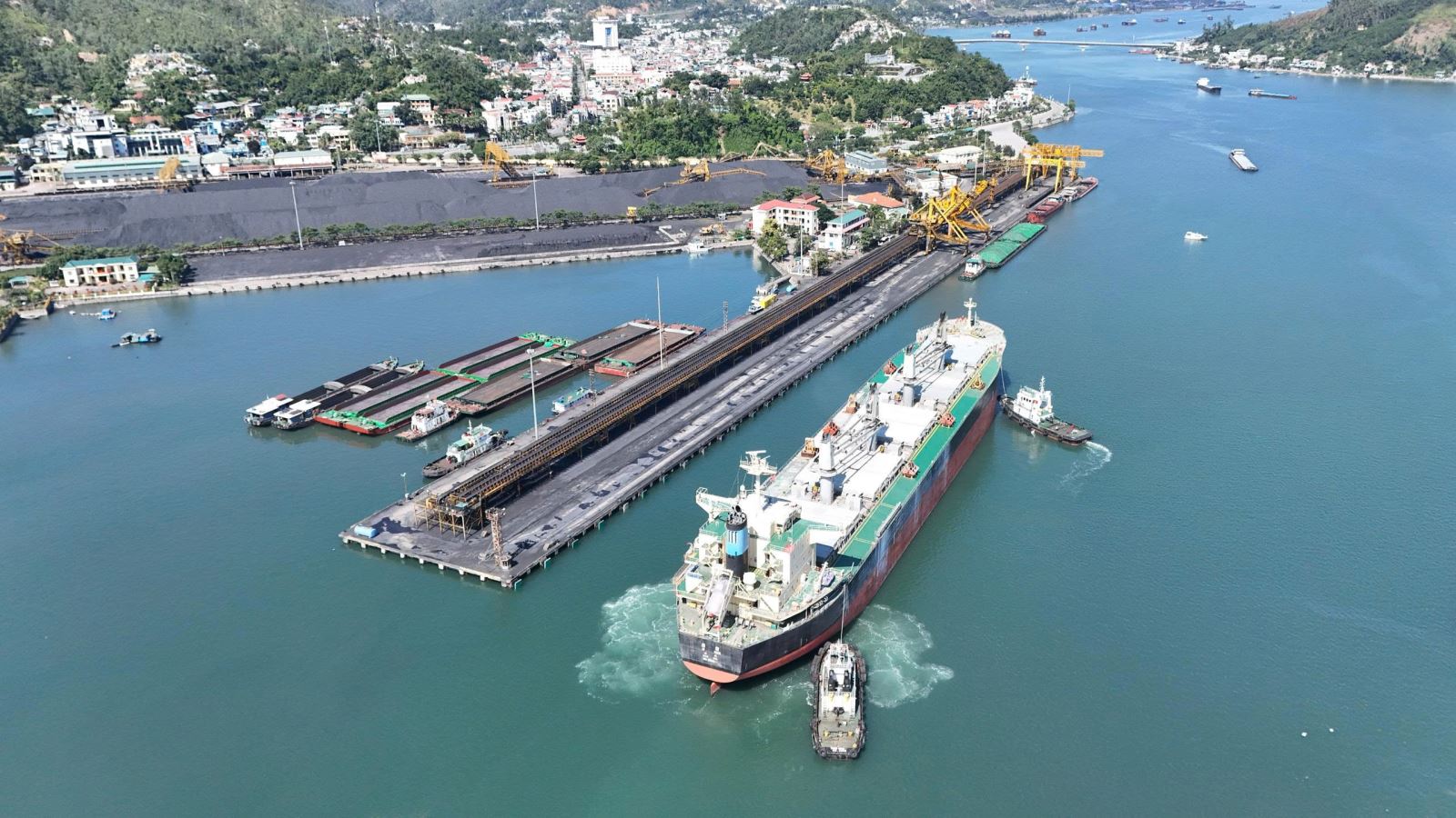 Cảng Cẩm Phả đón Tàu MV QI HONG nhận hàng cho khách hàng truyền thống Marubeni