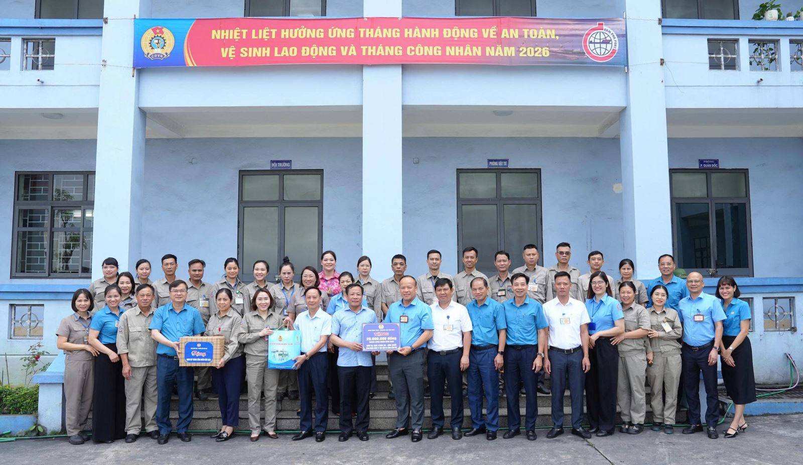 Công đoàn TKV thăm, tặng quà CNVC - NLĐ Kho vận và cảng Cẩm Phả nhân dịp tháng Công nhân năm 2026