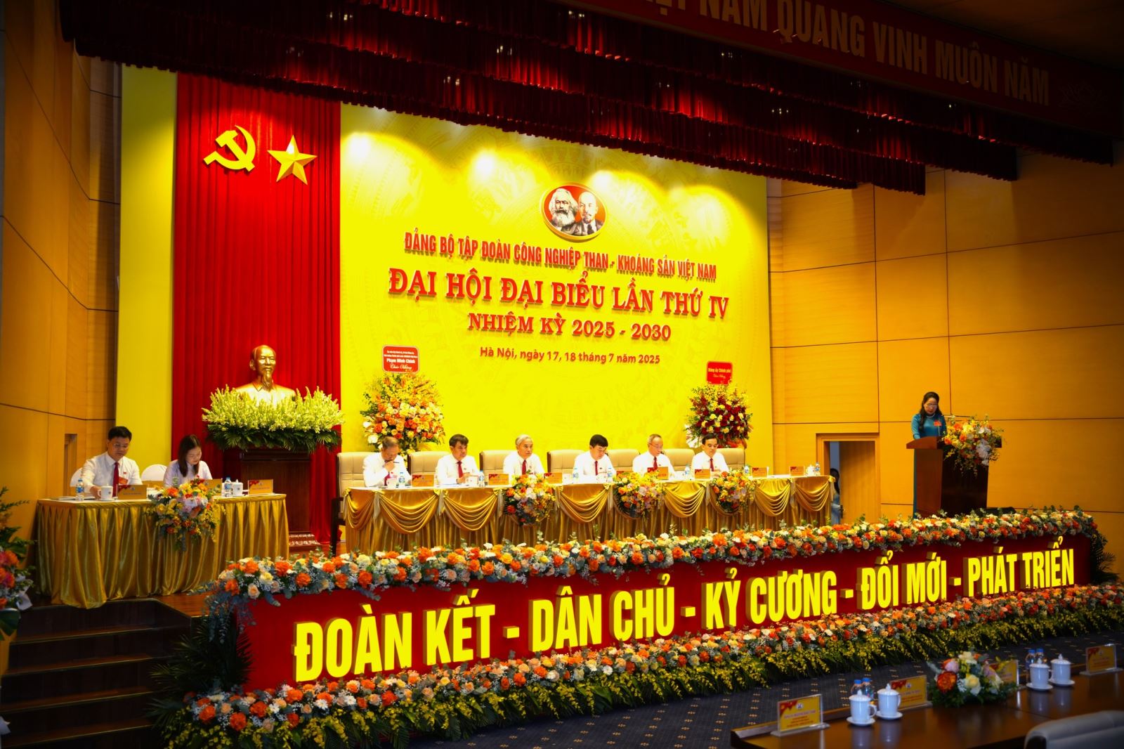 Đoàn đại biểu Đảng bộ Công ty tham gia Đại hội Đảng bộ Tập đoàn Công nghiệp Than – Khoáng sản VN lần thứ IV, nhiệm kỳ 2025 – 2030