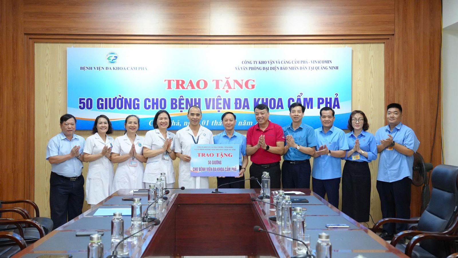 50 giường phục vụ công tác điều trị được tặng cho Bệnh viện Đa khoa Cẩm Phả