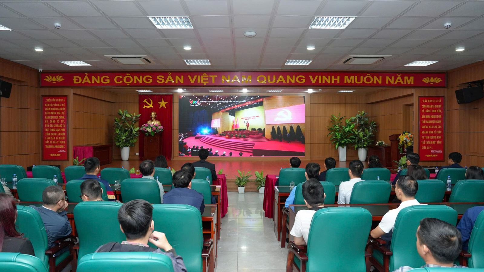 Đảng viên người lao động Công ty Kho vận và cảng Cẩm Phả - Vinacomin hướng về Đại hội Đảng toàn quốc lần thứ XIV